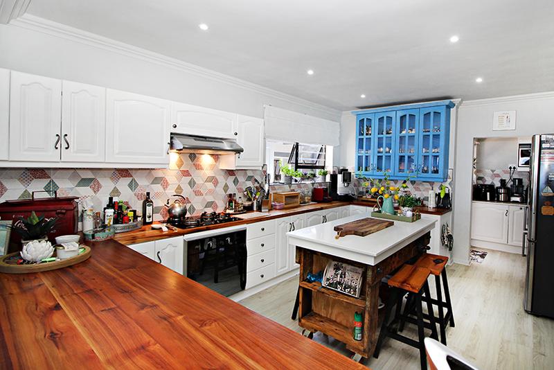 6 Bedroom Property for Sale in Reebok Western Cape